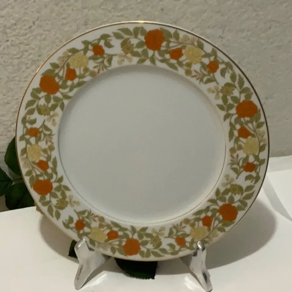 Royal M Meito Sheridan Rimmed 10 1/2” dinner plate G 6